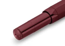 Kaweco CLASSIC SPORT Füllhalter Bordeaux -Schreibwerkzeug Geschäft Kaweco Classic FP closed Bordeaux Detail Back web s 1280x1280