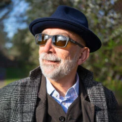 Kaweco Sonnenbrille Schwarz By Michael -Schreibwerkzeug Geschäft Kaweco Sunglasses Black Michael Portrait 1080x1080 01 web 1280x1280